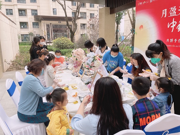 3 业主携手造做月饼.jpg